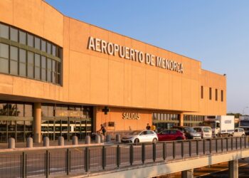 Exterior del aeropuerto de Menorca.