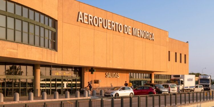 Exterior del aeropuerto de Menorca.
