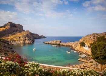 Acrópolis con vistas a Lindos Bay, Rhodes, Grecia.
