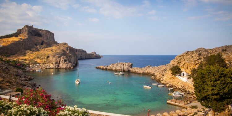 Acrópolis con vistas a Lindos Bay, Rhodes, Grecia.