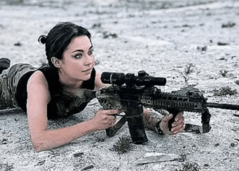 Mujer propensa con rifle.