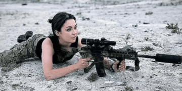 Mujer propensa con rifle.