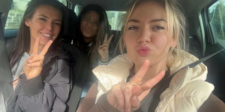 Foto de tres mujeres en un automóvil, haciendo señales de paz.