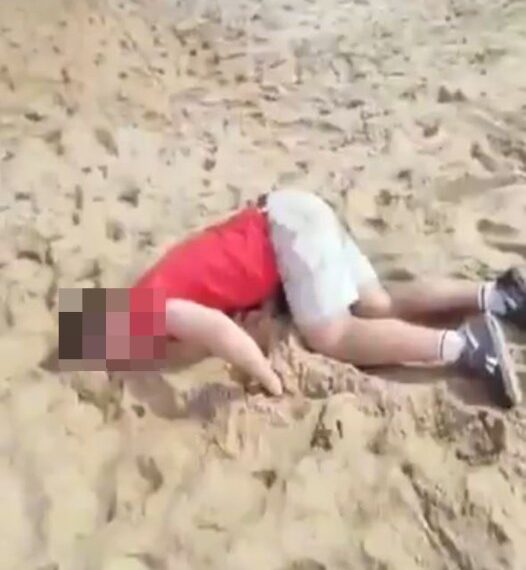 Turista drogado acostado en una playa.