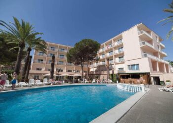 La piscina del hotel Marco Polo y el área circundante en San Antonio, Ibiza.