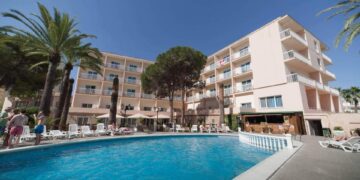 La piscina del hotel Marco Polo y el área circundante en San Antonio, Ibiza.