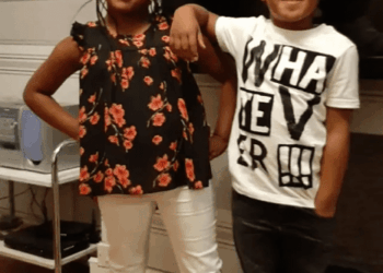 Dos niños posando para una foto.