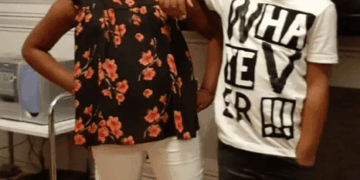 Dos niños posando para una foto.