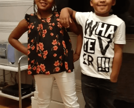 Dos niños posando para una foto.