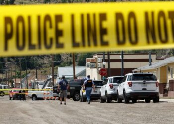 Buscar a la ley Búsqueda de sospechas de disparos después de 4 muertos en Montana