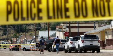 Buscar a la ley Búsqueda de sospechas de disparos después de 4 muertos en Montana