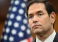 El Secretario de Estado de los Estados Unidos, Marco Rubio, observa mientras ofrece una información sobre los medios de comunicación durante la reunión de los Ministros de Relaciones Exteriores de la ASEAN en el Centro de Convenciones en Kuala Lumpur el 11 de julio de 2025.