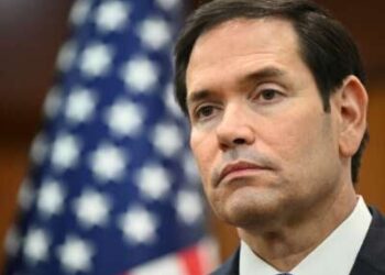 El Secretario de Estado de los Estados Unidos, Marco Rubio, observa mientras ofrece una información sobre los medios de comunicación durante la reunión de los Ministros de Relaciones Exteriores de la ASEAN en el Centro de Convenciones en Kuala Lumpur el 11 de julio de 2025.