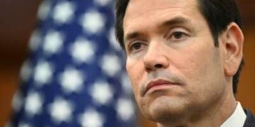 El Secretario de Estado de los Estados Unidos, Marco Rubio, observa mientras ofrece una información sobre los medios de comunicación durante la reunión de los Ministros de Relaciones Exteriores de la ASEAN en el Centro de Convenciones en Kuala Lumpur el 11 de julio de 2025.