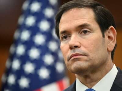 El Secretario de Estado de los Estados Unidos, Marco Rubio, observa mientras ofrece una información sobre los medios de comunicación durante la reunión de los Ministros de Relaciones Exteriores de la ASEAN en el Centro de Convenciones en Kuala Lumpur el 11 de julio de 2025.