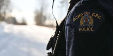 El cabo Keven Rouleau de la Policía Royal Canadiense Keven Rouleau a lo largo de la frontera con Canadá-Estados Unidos, cerca de la ciudad fronteriza de Stanstead, Quebec, Canadá, el 30 de enero de 2025.