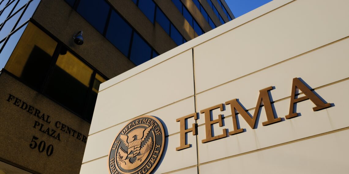 Un letrero marca la ubicación del edificio de la sede de la Agencia Federal de Manejo de Emergencias (FEMA) el 20 de junio de 2025, en Washington, DC