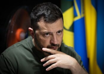 El presidente Zelenskyy mira pensativamente.