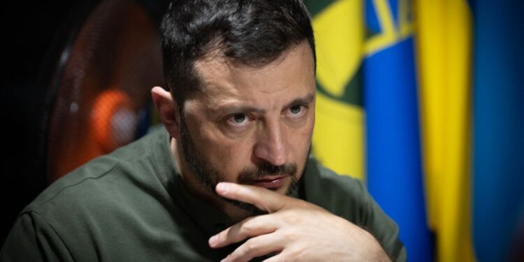 El presidente Zelenskyy mira pensativamente.