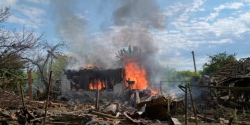 House Burning en Iverske, Ucrania después de una huelga de drones.