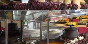 Buffet con varios platos e ingredientes.