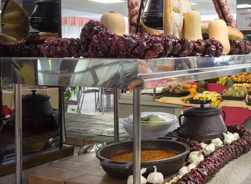 Buffet con varios platos e ingredientes.