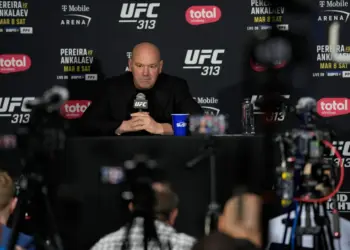 Chimaev gana el cinturón de peso mediano de UFC por decisión unánime