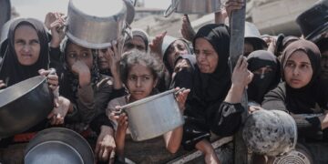 Los palestinos, incluidos los niños, se alinean para recibir comida en la ciudad de Gaza.