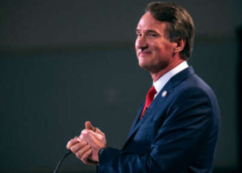 El gobernador Glenn Youngkin de Virginia habla en la Biblioteca Presidencial de Ronald Reagan el 1 de mayo de 2023 en Simi Valley, California.