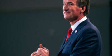 El gobernador Glenn Youngkin de Virginia habla en la Biblioteca Presidencial de Ronald Reagan el 1 de mayo de 2023 en Simi Valley, California.