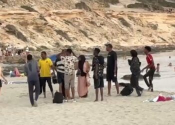 Migrantes en una playa en Formentera.