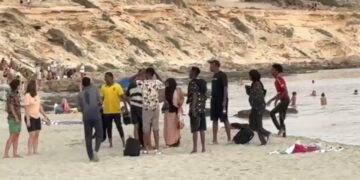 Migrantes en una playa en Formentera.