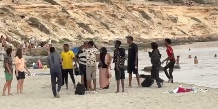 Migrantes en una playa en Formentera.