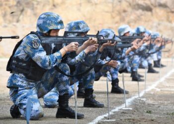 Marines chinos que participan en una competencia de fusilery.