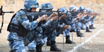 Marines chinos que participan en una competencia de fusilery.