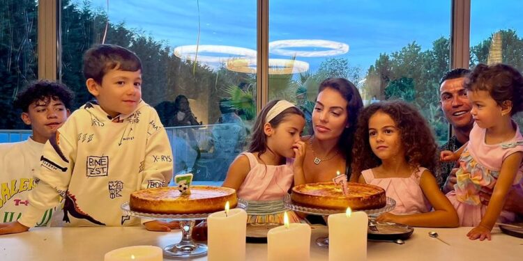 Cristiano Ronaldo 5 niños y familiares