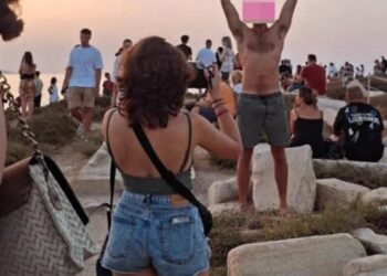 Levantando el antiguo bloque de piedra al atardecer.