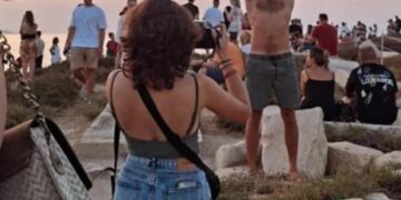 Levantando el antiguo bloque de piedra al atardecer.