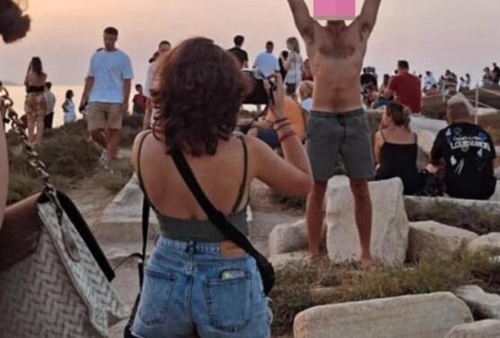 Levantando el antiguo bloque de piedra al atardecer.