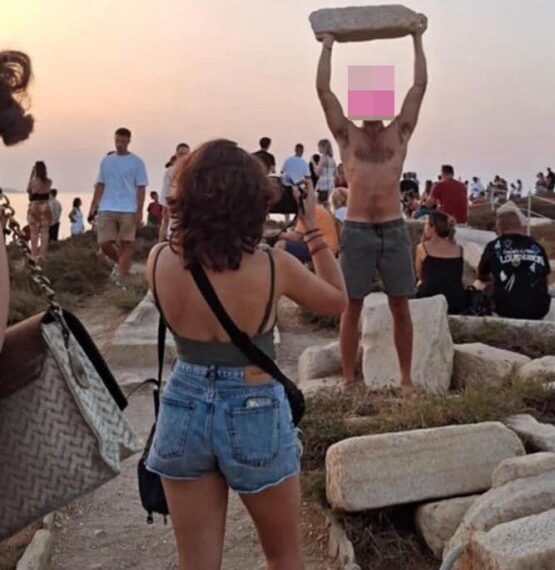 Levantando el antiguo bloque de piedra al atardecer.