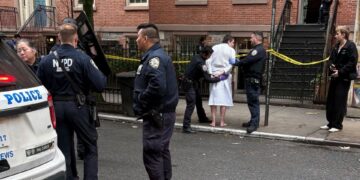 Oficiales de policía que arrestaron a un hombre en una bata de baño.