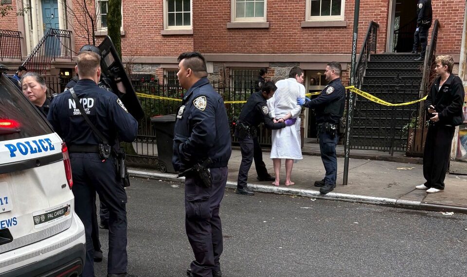 Oficiales de policía que arrestaron a un hombre en una bata de baño.