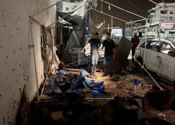 Evaluación de daños de un área bombardeada.