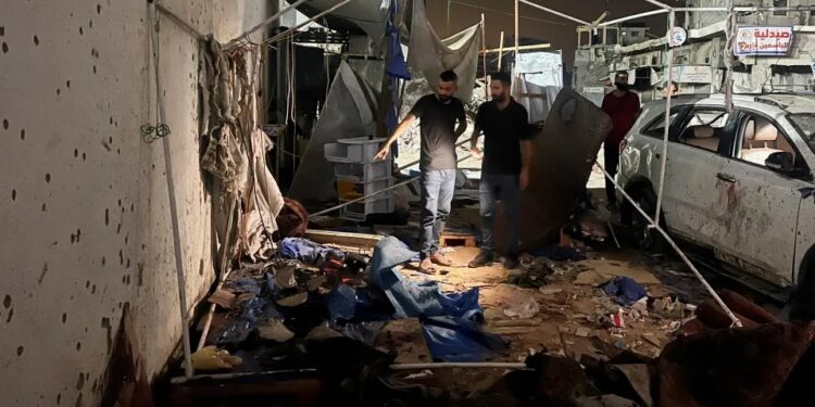 Evaluación de daños de un área bombardeada.