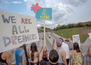 DHS dice que los destinatarios de DACA son "extranjeros ilegales", les dice que se "autodesporten"