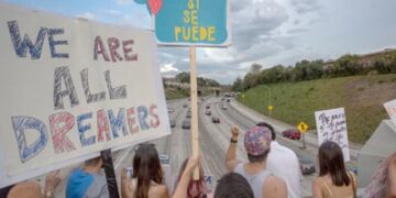 DHS dice que los destinatarios de DACA son "extranjeros ilegales", les dice que se "autodesporten"