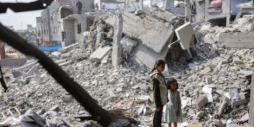 Los niños palestinos miran los escombros de una casa destruidas en huelgas israelíes en Beit Lahia en la franja del norte de Gaza el 28 de abril de 2025.