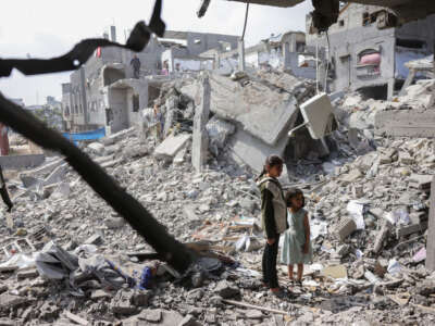 Los niños palestinos miran los escombros de una casa destruidas en huelgas israelíes en Beit Lahia en la franja del norte de Gaza el 28 de abril de 2025.