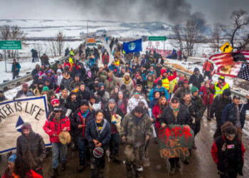 Los protectores de agua indígenas y otros activistas ambientales protestan por la tubería de acceso de Dakota (DAPL) en Dakota del Norte el 22 de febrero de 2017.