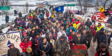 Los protectores de agua indígenas y otros activistas ambientales protestan por la tubería de acceso de Dakota (DAPL) en Dakota del Norte el 22 de febrero de 2017.